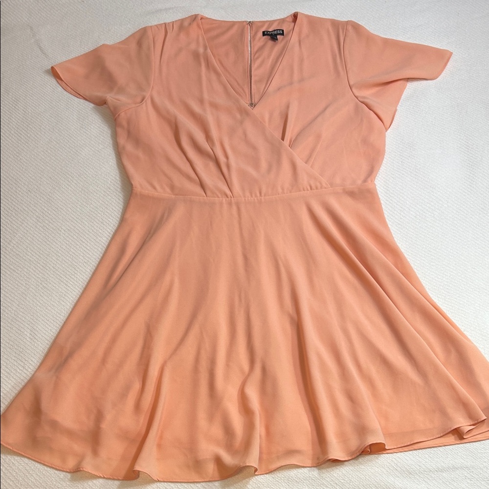 Express Peach V-Neck Mini 👗